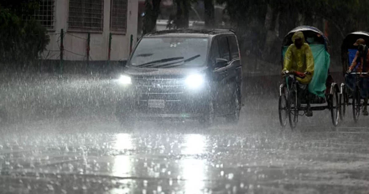 হঠাৎ বিকেলের অন্ধকারে ঢাকায় দমকা হাওয়া-ঝুমবৃষ্টি
