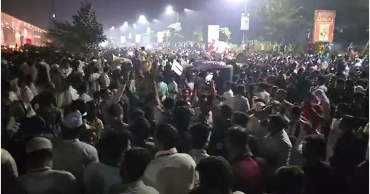 মোবাইল ব্যবসায়ীদের অবরোধে অবরুদ্ধ বিটিআরসি চেয়ারম্যান