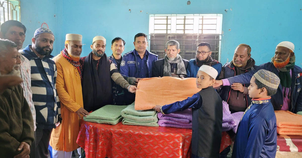 বুড়িচংয়ে এতিমখানার শিক্ষার্থীদের মাঝে কম্বল বিতরণ করল বুড়িচং প্রেস ক্লাব