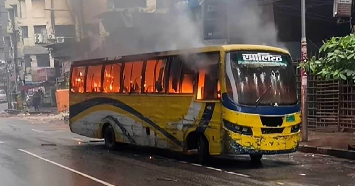 মিরপুরে আলিফ পরিবহনের বাসে আগুন