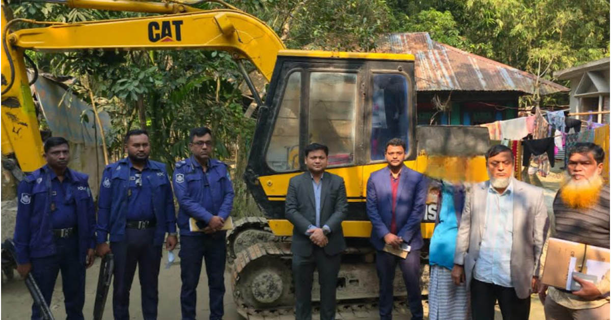 ফরিদগঞ্জে ফসলি জমির মাটি কাটায় ৫০ হাজার টাকা জরিমানা