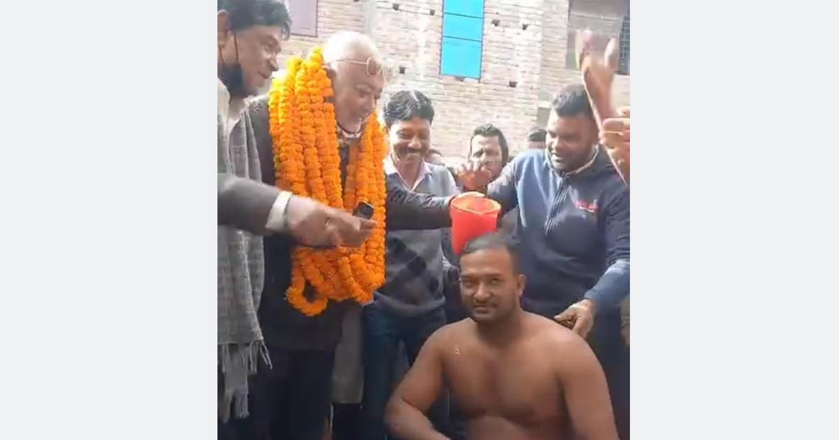 দৌলতপুরে দুধ দিয়ে গোসল করে বিএনপিতে যোগ দিলেন জামায়াত নেতা