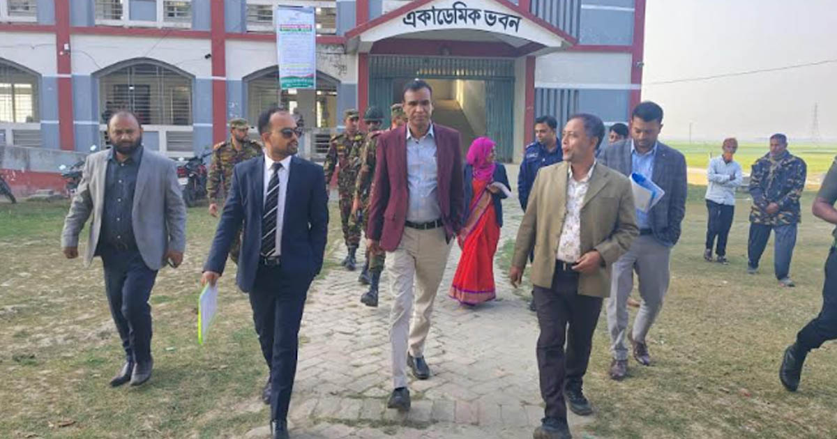 মাগুরা সদর উপজেলার ১০ ভোটকেন্দ্র পরিদর্শন করলেন জেলা প্রশাসক