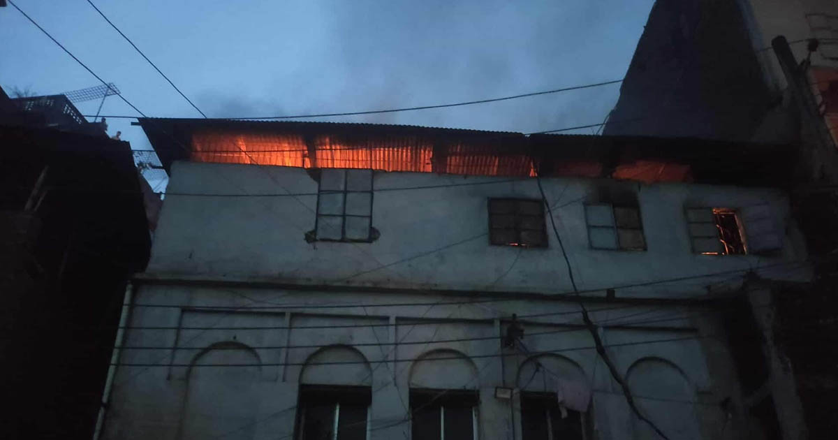 রাজধানীর চকবাজারে ভবনের আগুন দেড় ঘণ্টা পর নিয়ন্ত্রণে