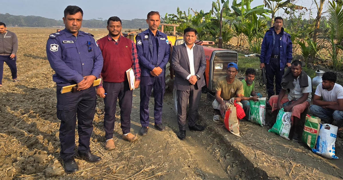 ফরিদগঞ্জে কৃষিজমি থেকে মাটি কাটায় ৫০ হাজার টাকা জরিমানা, দুটি ট্রাক্টর জব্দ