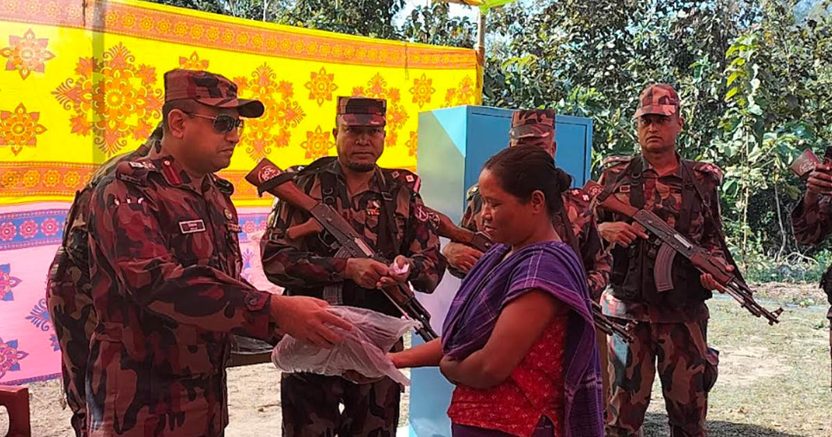 দীঘিনালায় বিজিবির জনসচেতনতামূলক সভা ও শীতবস্ত্র বিতরণ