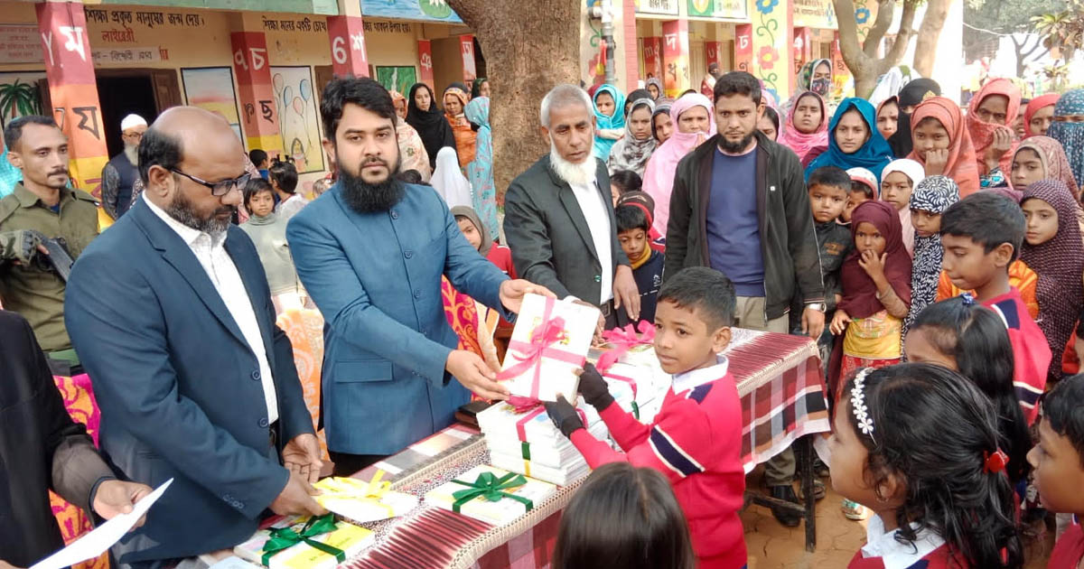 পোরশায় শিক্ষার্থীদের হাতে নতুন বই তুলে দিলেন উপজেলা নির্বাহী অফিসার