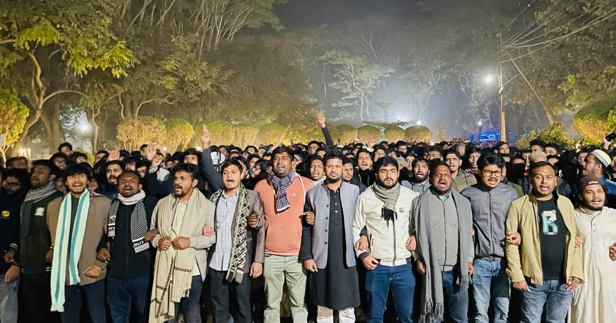 হাদি হত্যার প্রতিবাদে উত্তাল ইবি, মধ্যরাতে মহাসড়ক অবরোধ