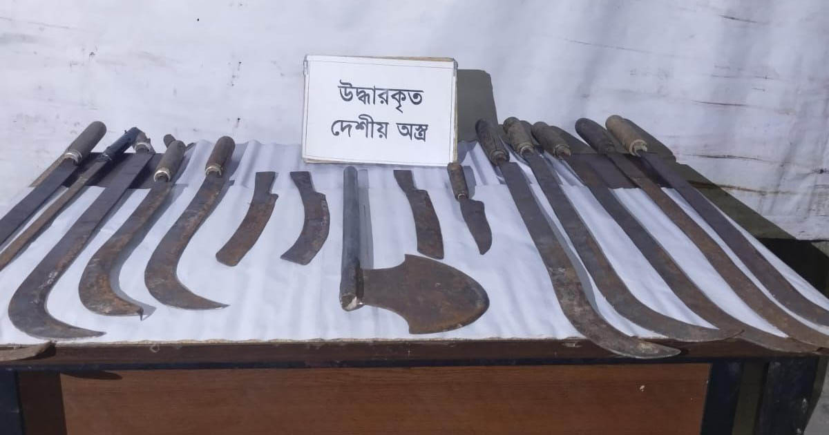ফরিদগঞ্জে যৌথ বাহিনীর অভিযানে ১৫টি দেশীয় অস্ত্র উদ্ধার