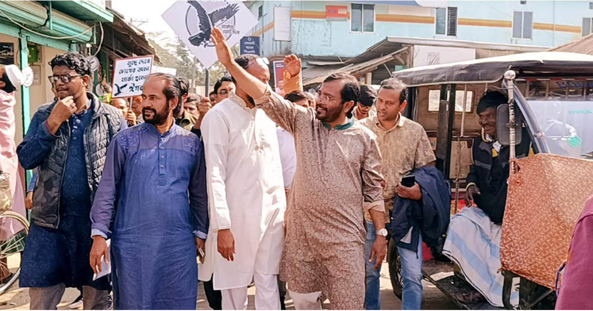 ফেনীতে ঈগল ও ‘হ্যাঁ’ ভোটের পক্ষে মঞ্জুর প্রচারণা