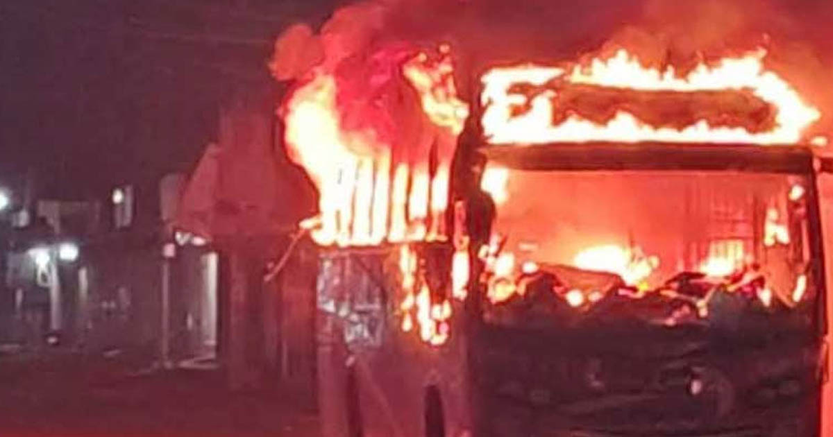 বাড্ডায় বাসে আগুন, রাজধানীর বিভিন্ন স্থানে ককটেল বিস্ফোরণ