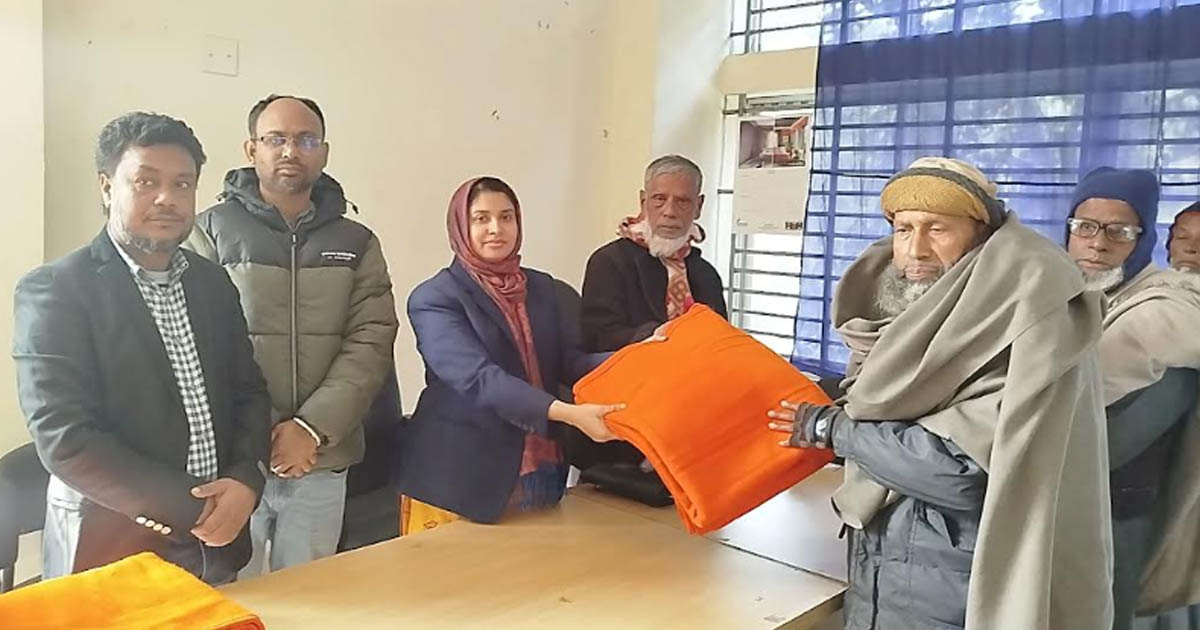 ফুলবাড়ীতে মুক্তিযোদ্ধাদের মাঝে কম্বল বিতরণ