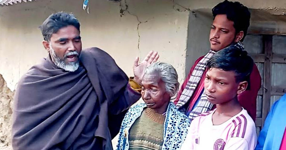 আমার সংবাদে খবর প্রকাশের পর নব্বই-ঊর্ধ্ব ফুলমনি মুরমু পেলেন সহায়তা