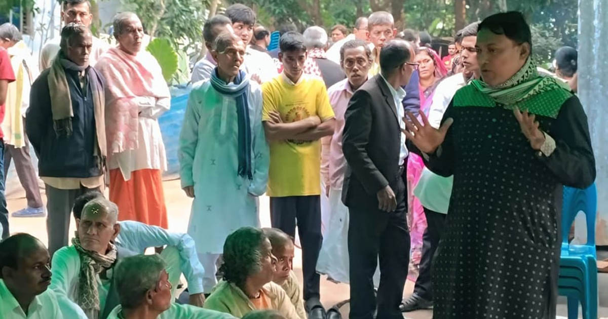 সাহাপুরে সাধারণ মানুষের কাতারে ডা. কে এম বাবর