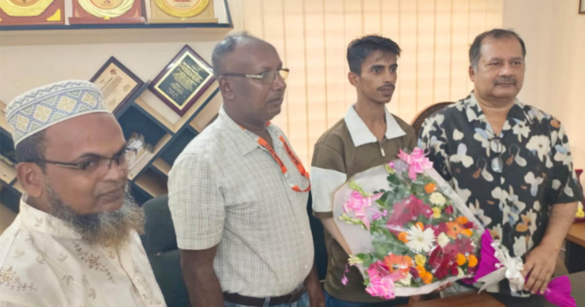 সিঙ্গাপুরে চিকিৎসা শেষে ফেরা জুলাই যোদ্ধাকে বরণ