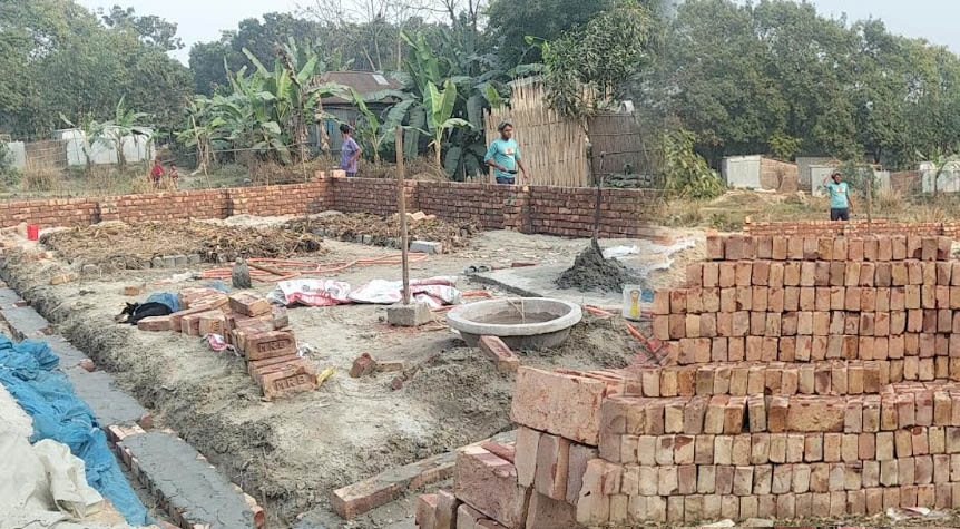 গোয়ালন্দে আশ্রয় প্রকল্পের জায়গা দখল করেস্থাপনা নির্মাণ