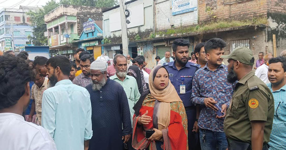 গুরুদাসপুরে চাচঁকৈড় বাজারে অবৈধ স্থাপনা উচ্ছেদ অভিযান