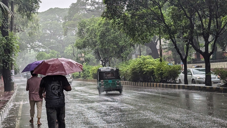 ঝুম বৃষ্টিতে সকাল শুরু রাজধানীবাসীর