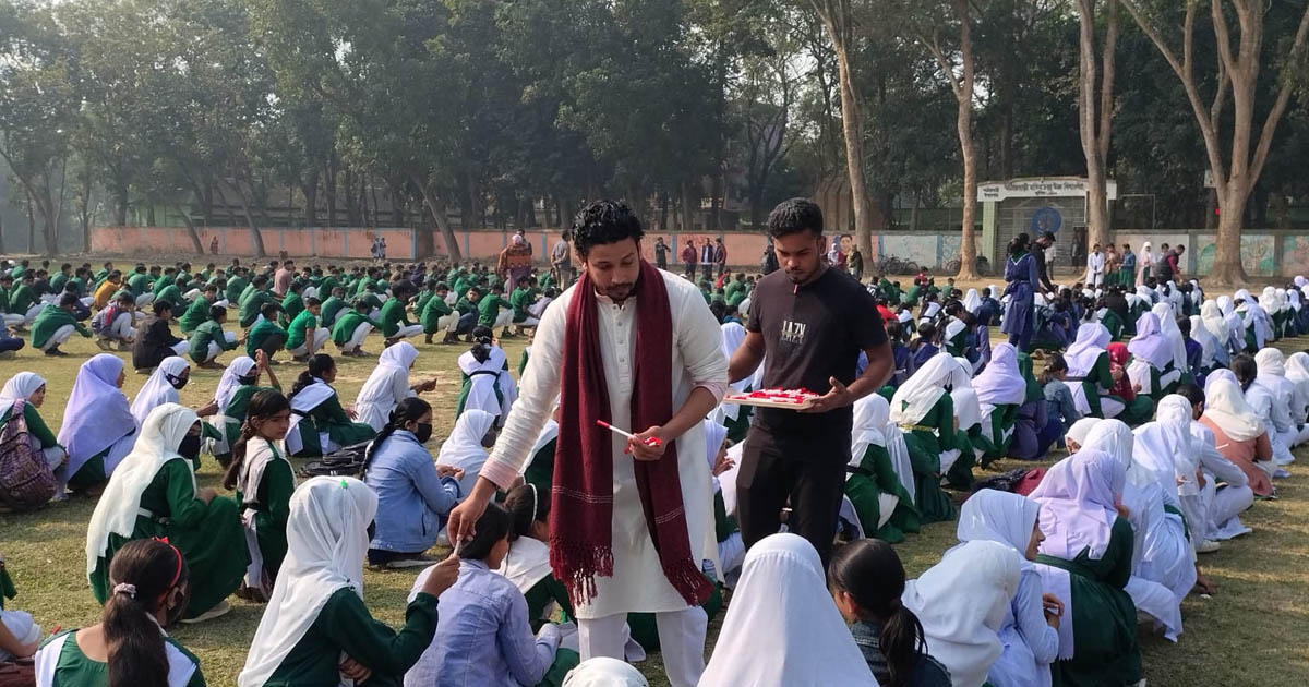 ঈশ্বরগঞ্জে শিক্ষার্থীদের মাঝে তিন হাজার কলম বিতরণ
