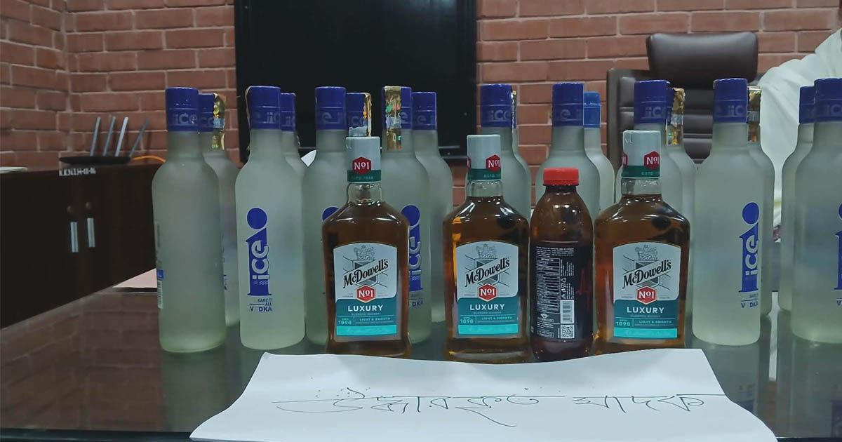 জাবিতে ২০ বোতল বিদেশি মদসহ ছাত্রদল কর্মী আটক