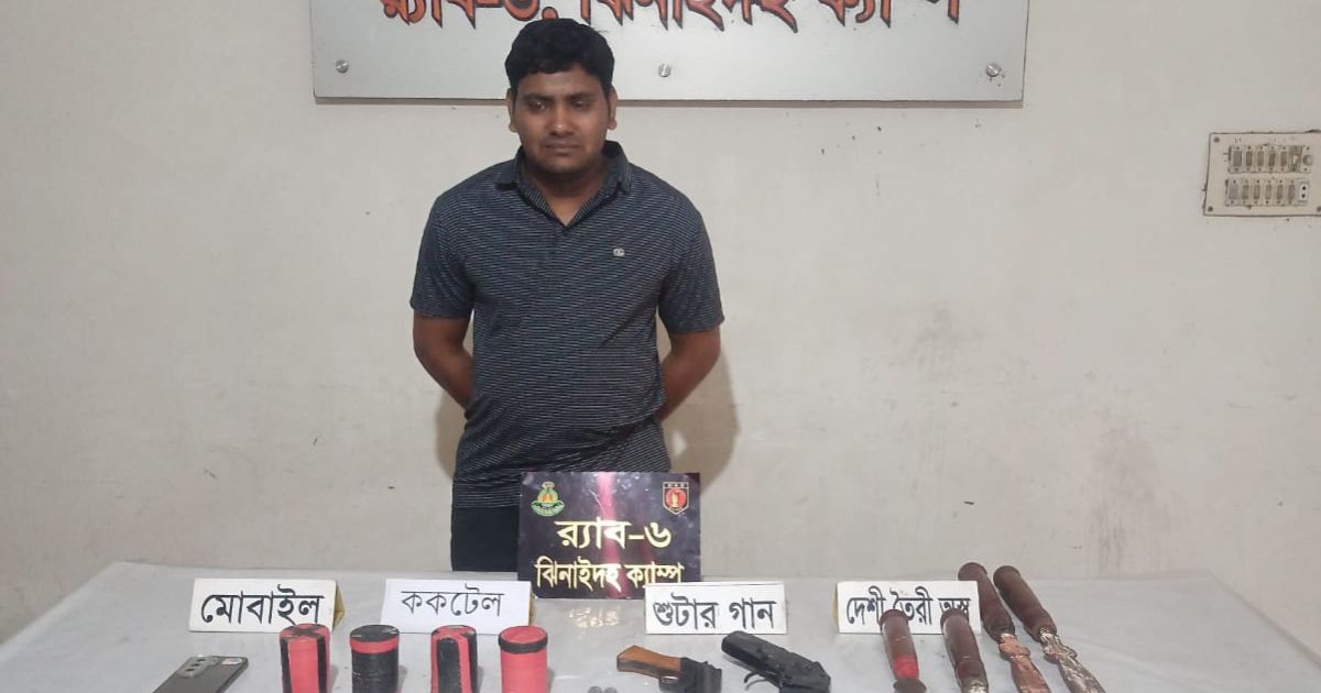 মাগুরায় র‍্যাবের অভিযানে অস্ত্র ও ককটেলসহ গ্রেপ্তার ১