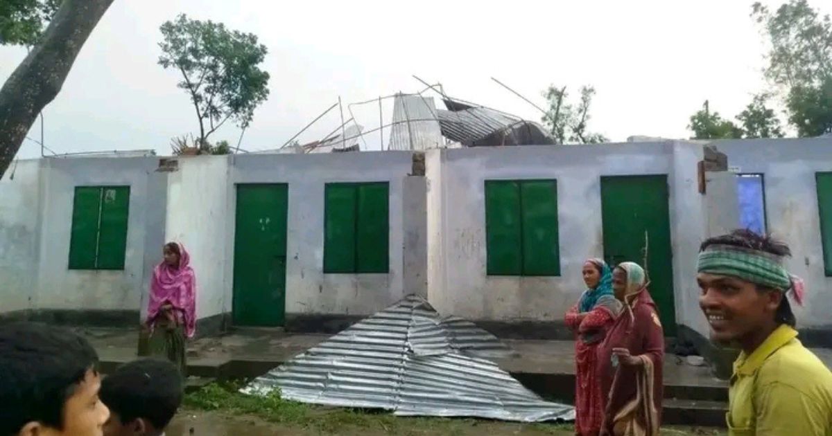 রাতের ঝড়ে খোলা আকাশের নিচে আশ্রয়ণের ৭ পরিবার