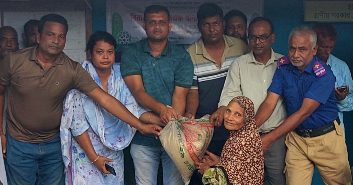 ঘিওরে দুস্থ পরিবারের মাঝে ভিজিএফের চাল বিতরণ