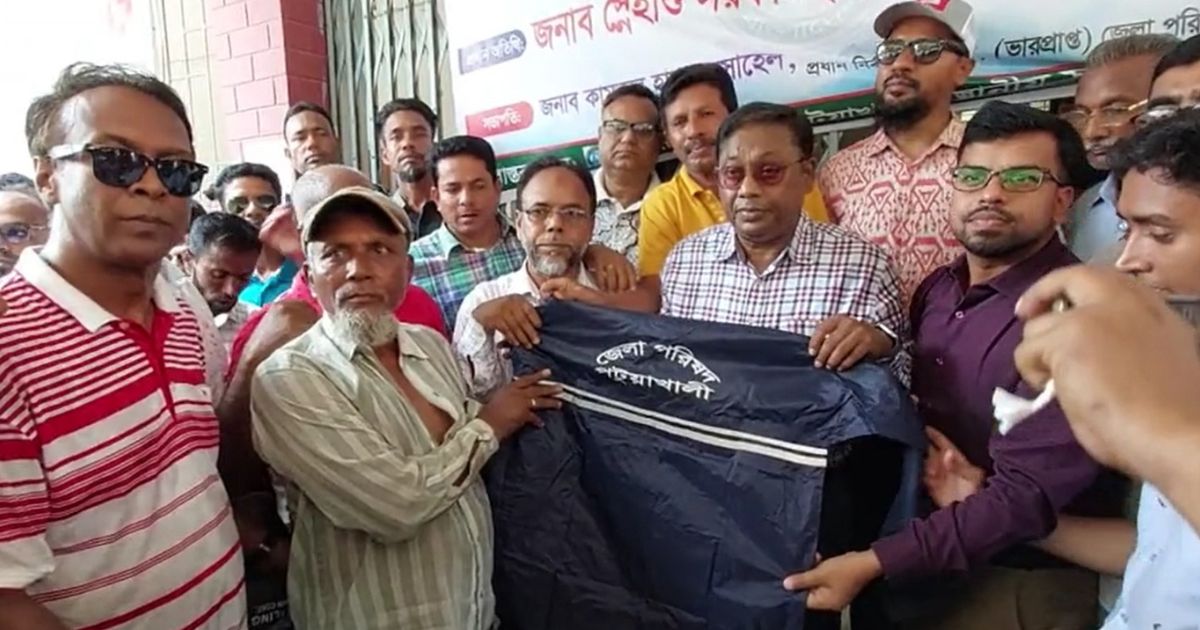 রিকশা-ভ্যানচালকদের মাঝে রেইনকোট ও লাইফ জ্যাকেট বিতরণ
