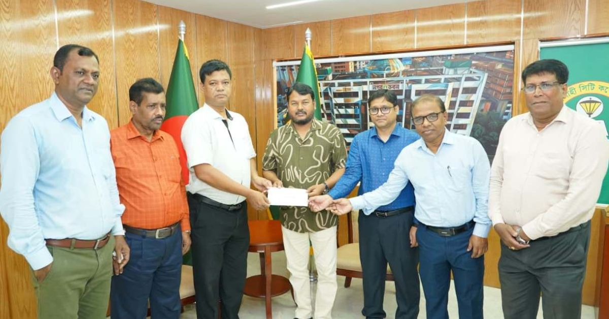 রাসিক পরিচ্ছন্নকর্মীদের জন্য প্রধানমন্ত্রীর ঈদ উপহারের চেক হস্তান্তর