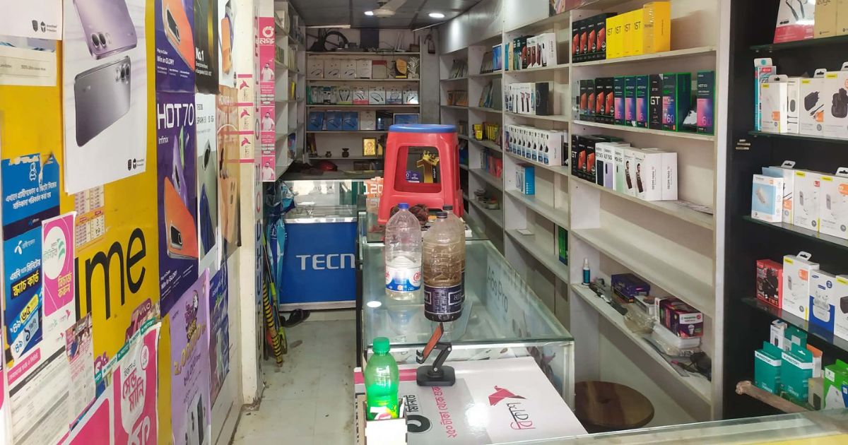 মধুপুরে দোকান থেকে মোবাইলসহ তিন লাখ টাকার মালামাল লুট