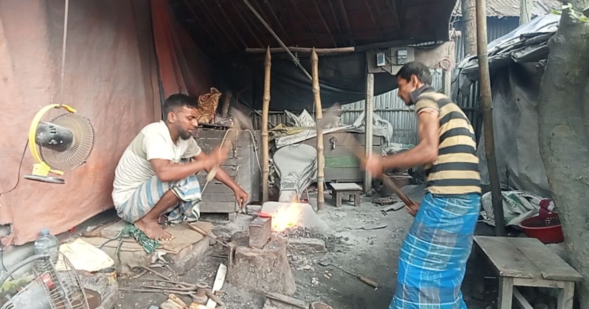 কোরবানির ঈদ সামনে রেখে ব্যস্ত সময় পার করছেন কামারেরা