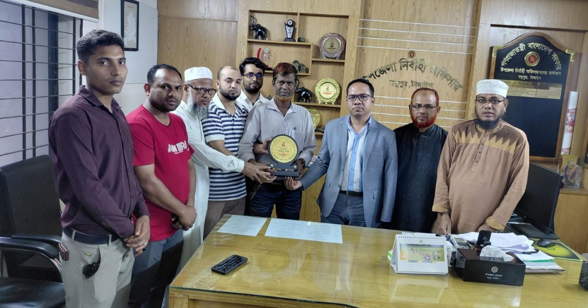মধুপুরে ইউএনও জুবায়ের হোসেনকে সাংবাদিক সংস্থার সম্মাননা