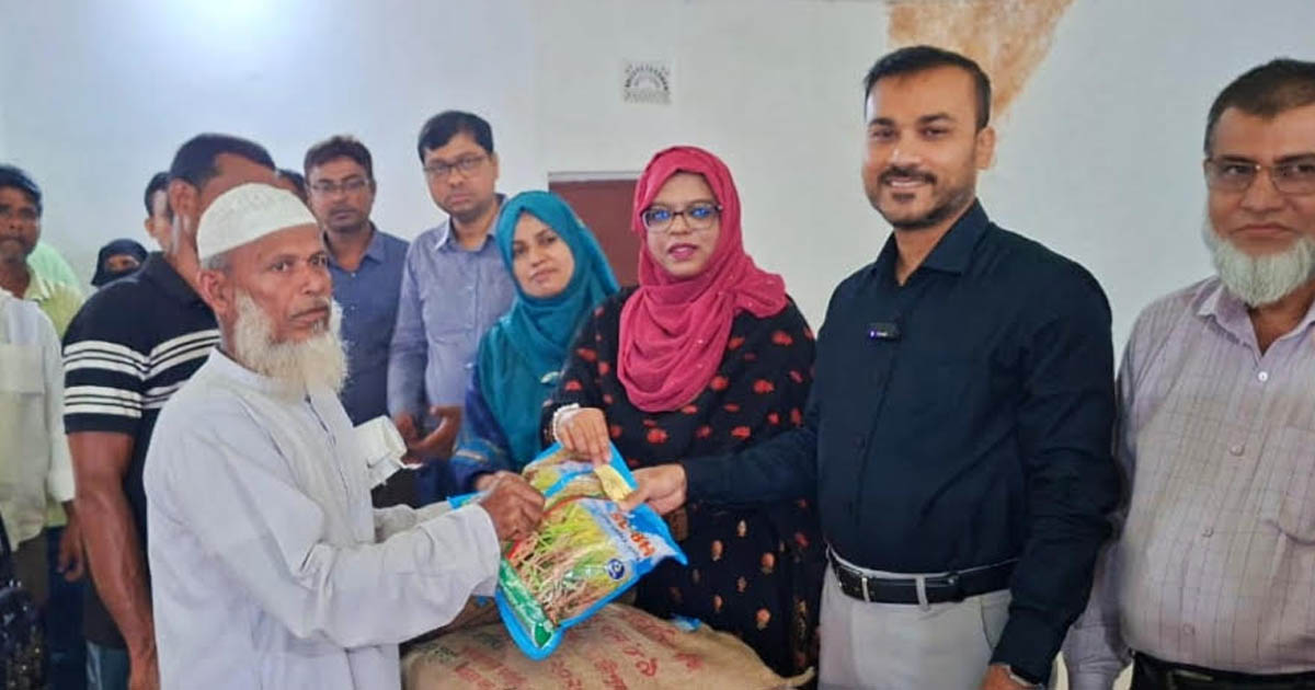 কালীগঞ্জে ক্ষুদ্র ও প্রান্তিক কৃষকদের মাঝে কৃষি প্রণোদনা বিতরণ