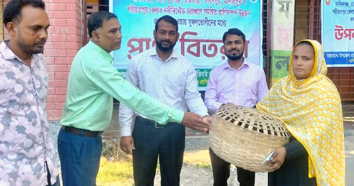 কালুখালীর চরাঞ্চলে বিনামূল্যে মুরগী ও খাবার বিতরণ