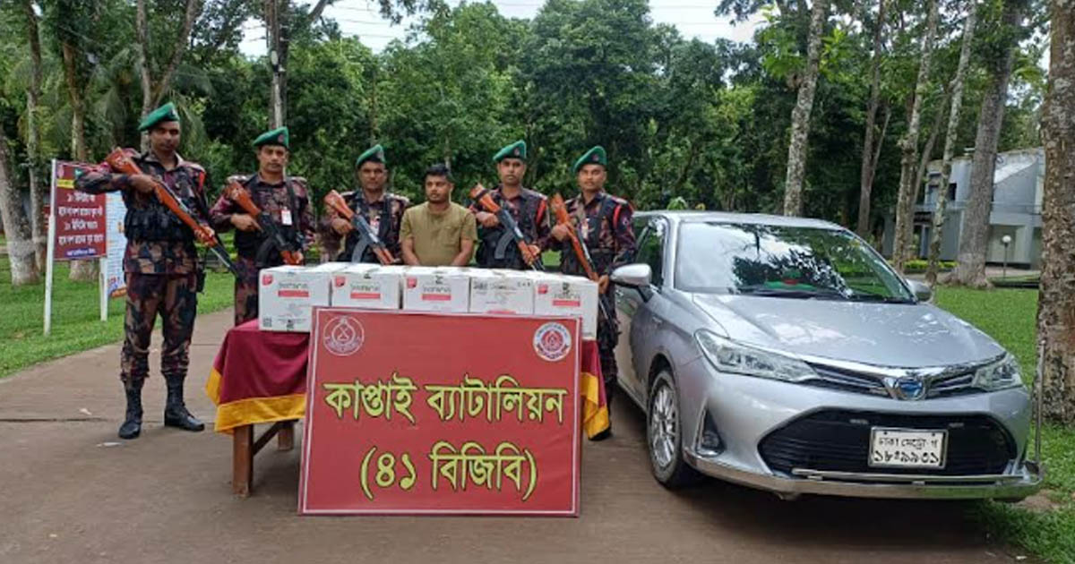 ৫৯ লাখ টাকার অবৈধ সিগারেট ও প্রাইভেটকার জব্দ, আটক ১