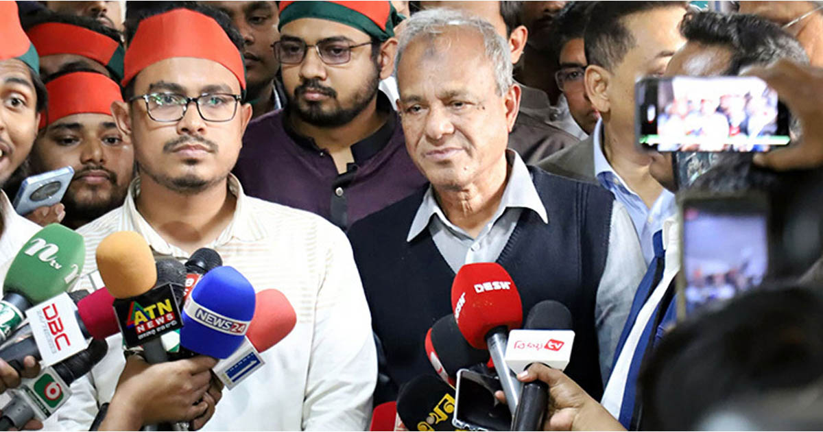 সাদিক কায়েম চাইলেন পদত্যাগ, পাশে দাঁড়িয়ে স্বরাষ্ট্র উপদেষ্টা বললেন দাবি যৌক্তিক