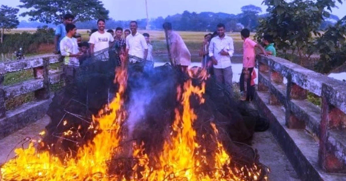কেন্দুয়ায় প্রশাসনের অভিযানে অবৈধ চায়না দুয়ারি জাল ধ্বংস, জরিমানা
