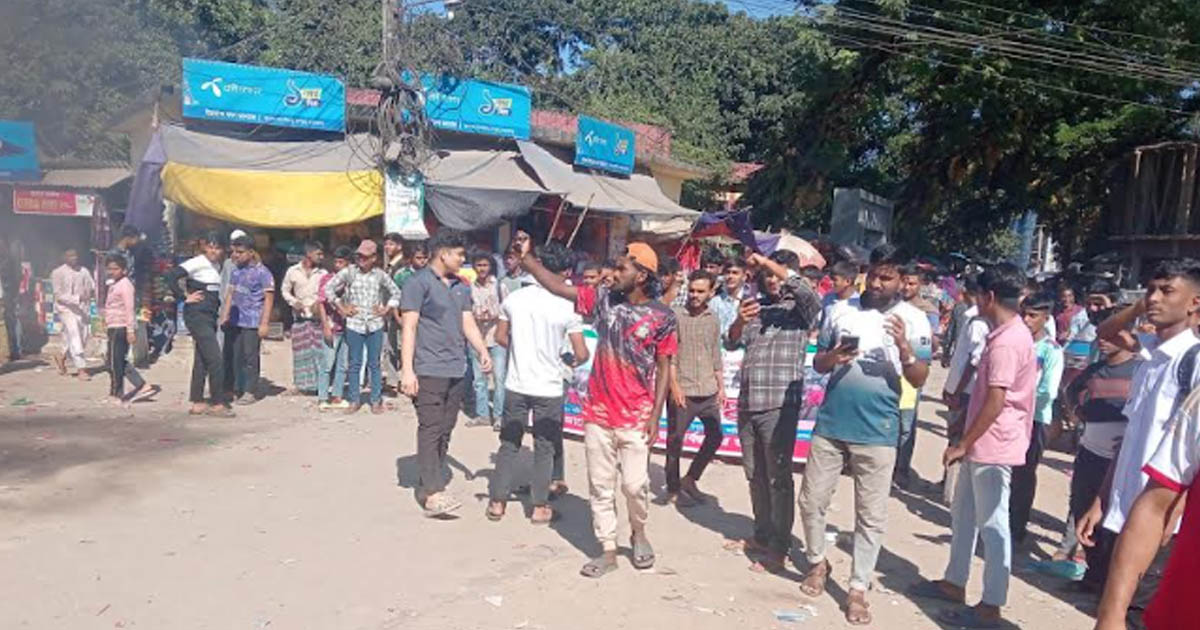 কেন্দুয়ায় জাতীয় দলের ফুটবলার আরিফের ওপর হামলার প্রতিবাদে বিক্ষোভ
