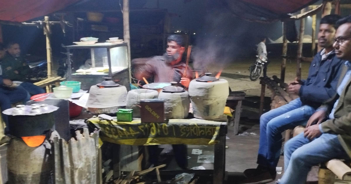 কেন্দুয়ায় আনাচে-কানাচে শীতের পিঠা বিক্রির ধুম