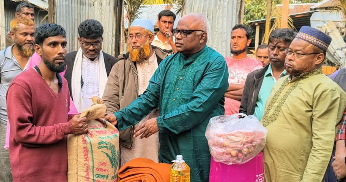 আগুনে ভস্মীভূত দিনমজুরের ঘর, পাশে দাঁড়াল কুড়িগ্রাম জেলা চর উন্নয়ন কমিটি