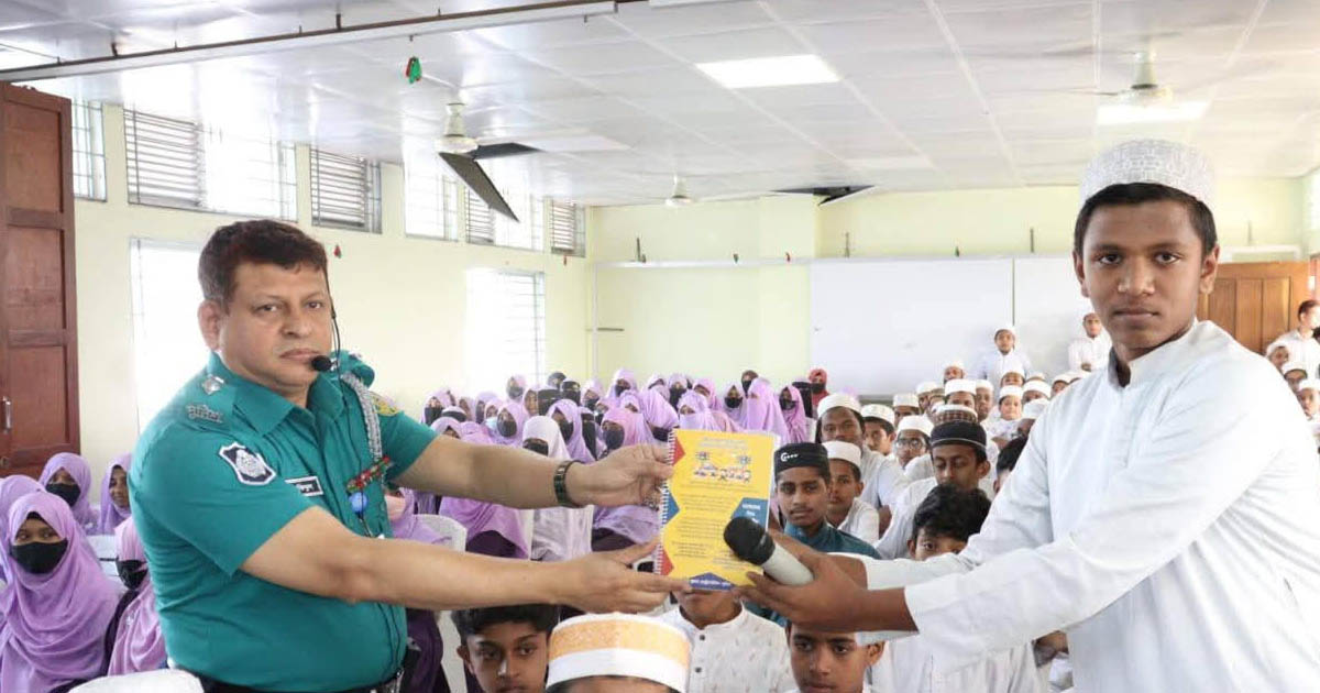 নিরাপদে রাস্তা ব্যবহারের নিয়ম-কানুন সম্পর্কে ছাত্র-ছাত্রীদের অবহিতকরণ কর্মসূচি