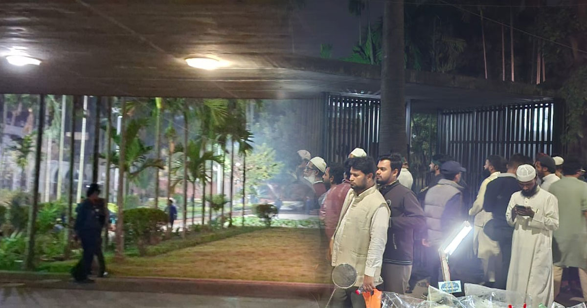 শহীদ হাদির কবরে সাধারণের ভিড়, রাতেও কড়া পুলিশি প্রহরা