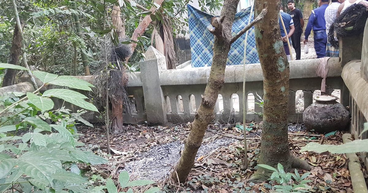 শরীয়তপুরে বীর মুক্তিযোদ্ধার কবরে দুর্বৃত্তদের আগুন