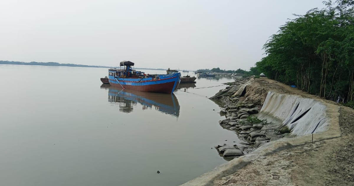 জরিমানার পরও কপোতাক্ষের ভাঙন থেকে বালু উত্তোলন