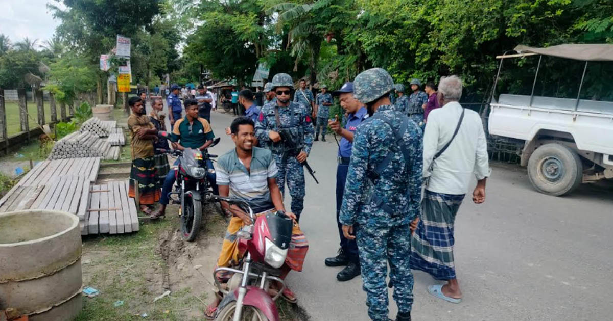 কয়ারায় নৌবাহিনী-পুলিশের যৌথ চেকপোস্ট: নিরাপত্তা জোরদারে প্রশংসা