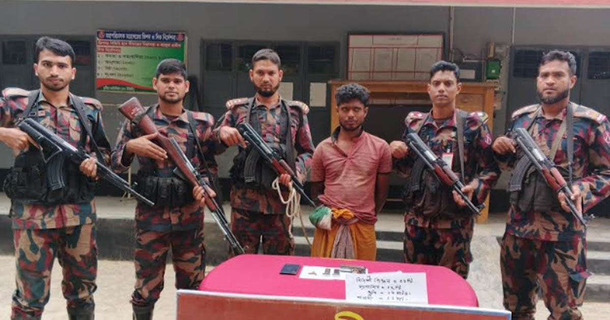 দৌলতপুরে বিজিবির অভিযানে অস্ত্র ও গোলাবারুদসহ এক যুবক আটক