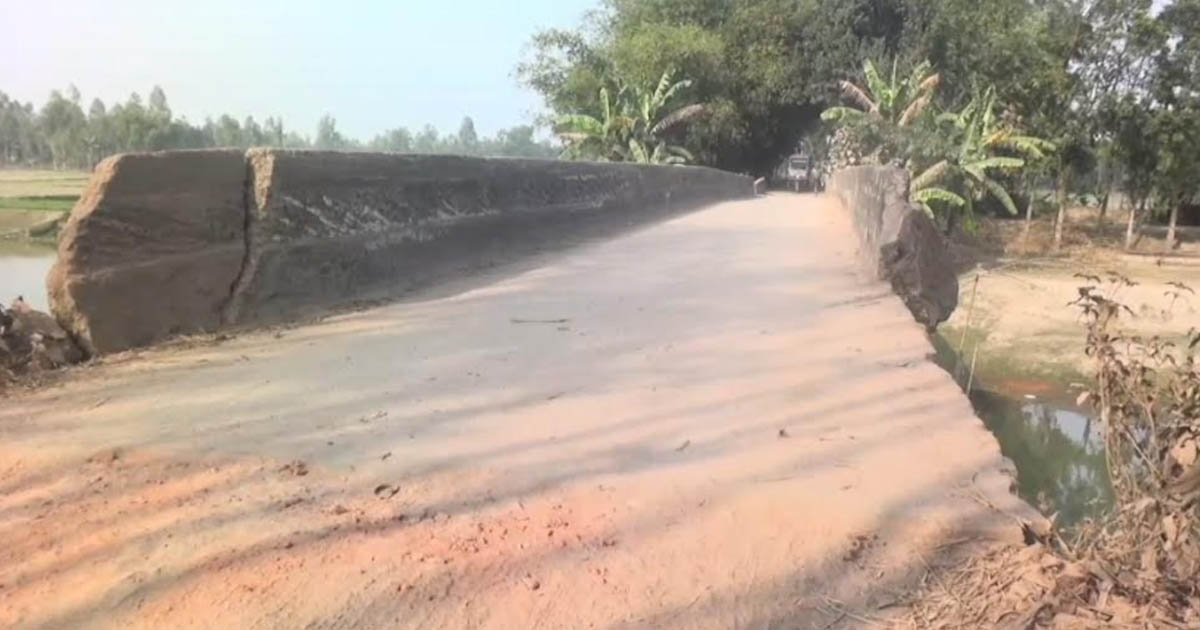 রত্নাই নদীর জরাজীর্ণ সেতু এখন দুই ইউনিয়নের মরণফাঁদ