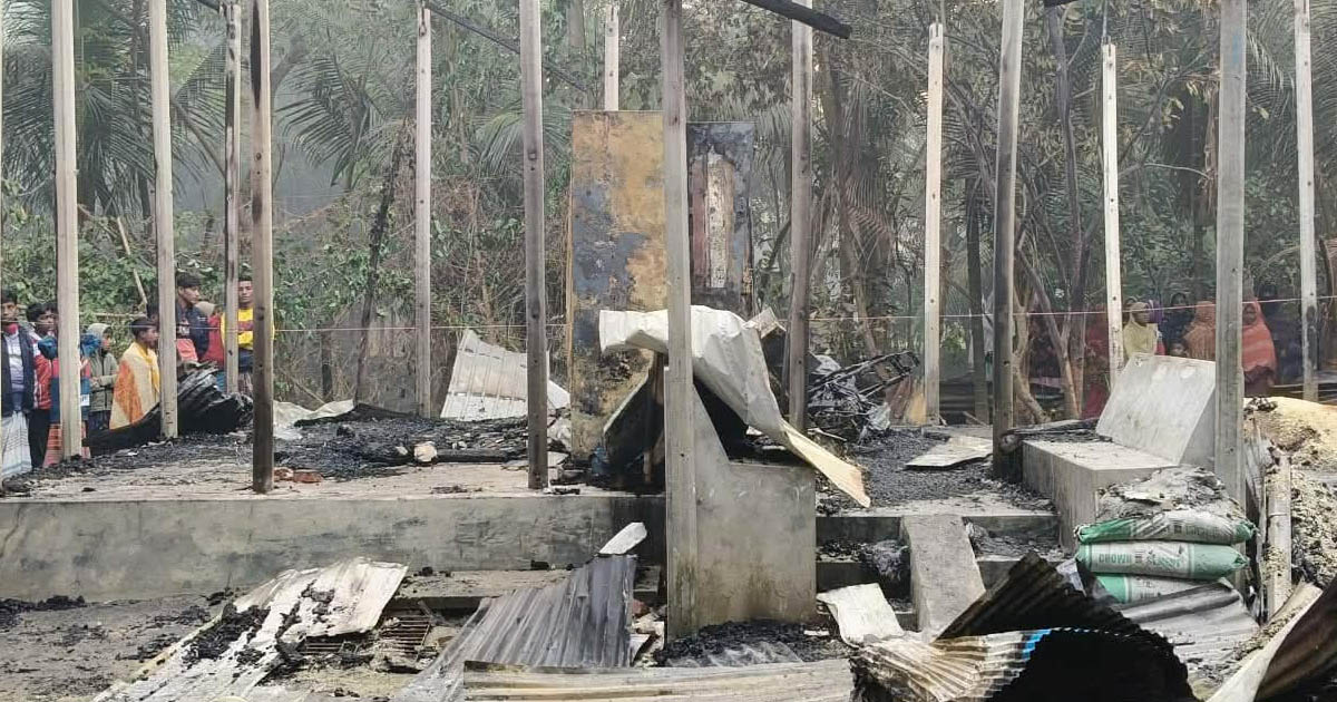 লক্ষ্মীপুরে বিএনপি নেতার ঘরে তালা দিয়ে আগুন, দগ্ধ হয়ে শিশুর মৃত্যু