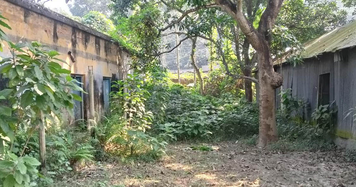 থানার পাশেই ২৫ বছর ধরে পরিত্যক্ত ৪ কোটি টাকার ফোরকানিয়া মাদ্রাসা