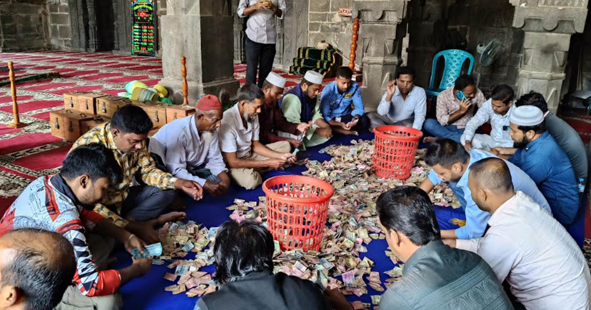 ঐতিহাসিক কুসুম্বা শাহী মসজিদের দানবাক্সে মিলল প্রায় ৯ লক্ষ টাকা ও স্বর্ণ